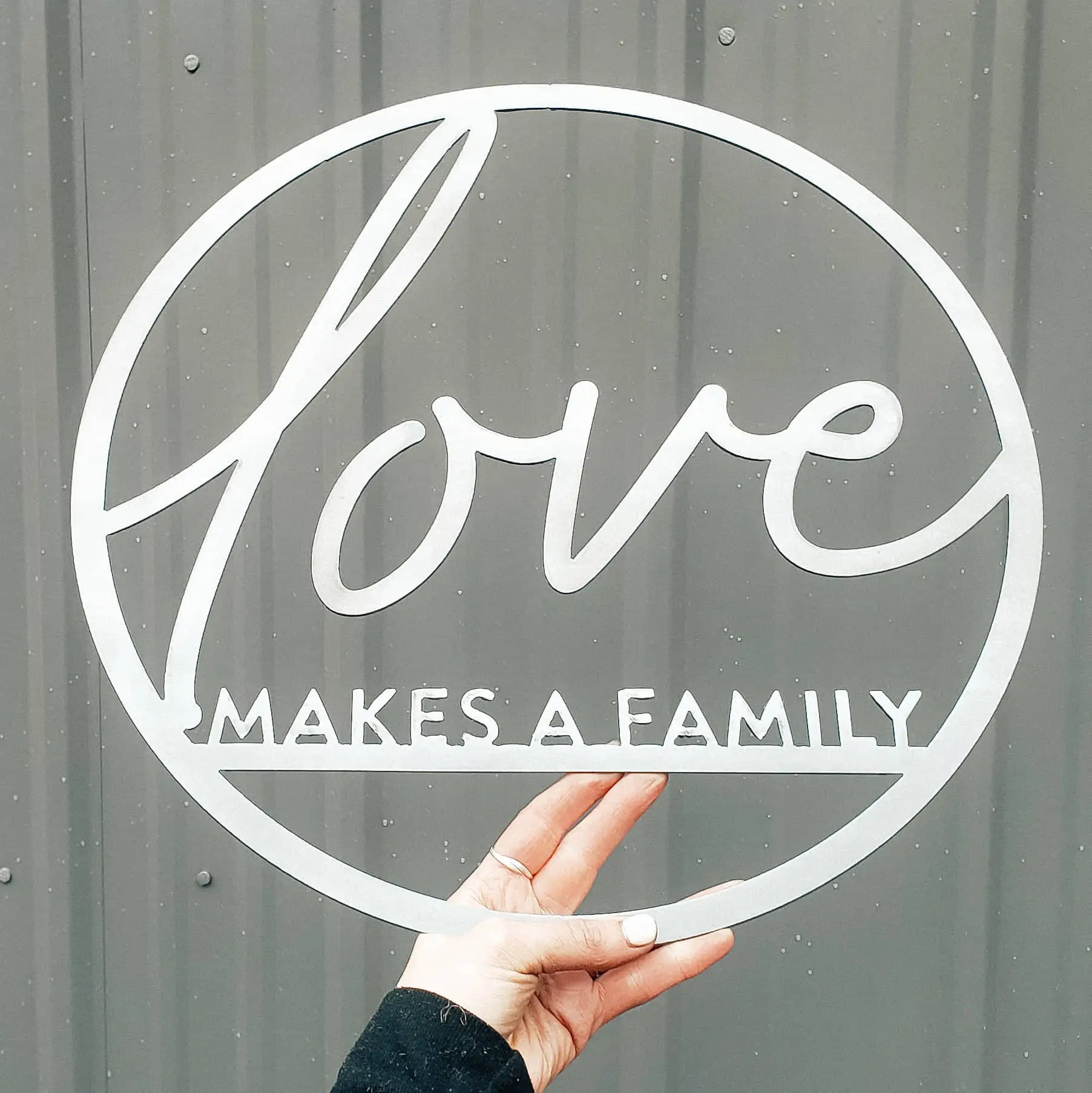 „Love Makes a Family“ Kreis-Wanddekoration aus Metall